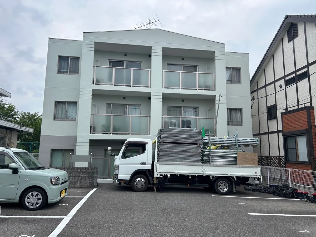 塗り替えた3階建てマンションの外観