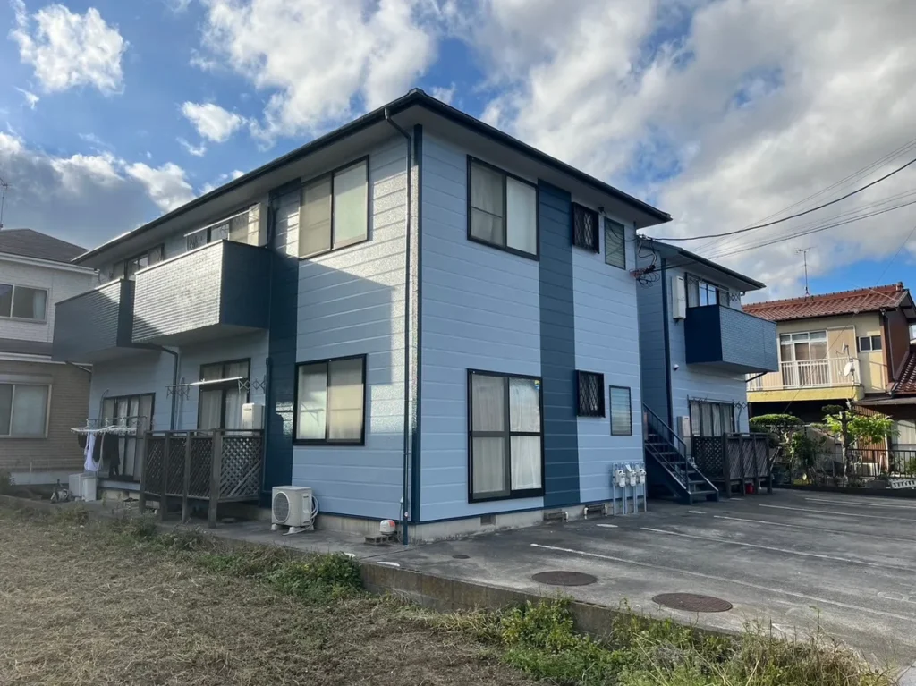 施工後。屋根と外壁を塗り替えたアパート