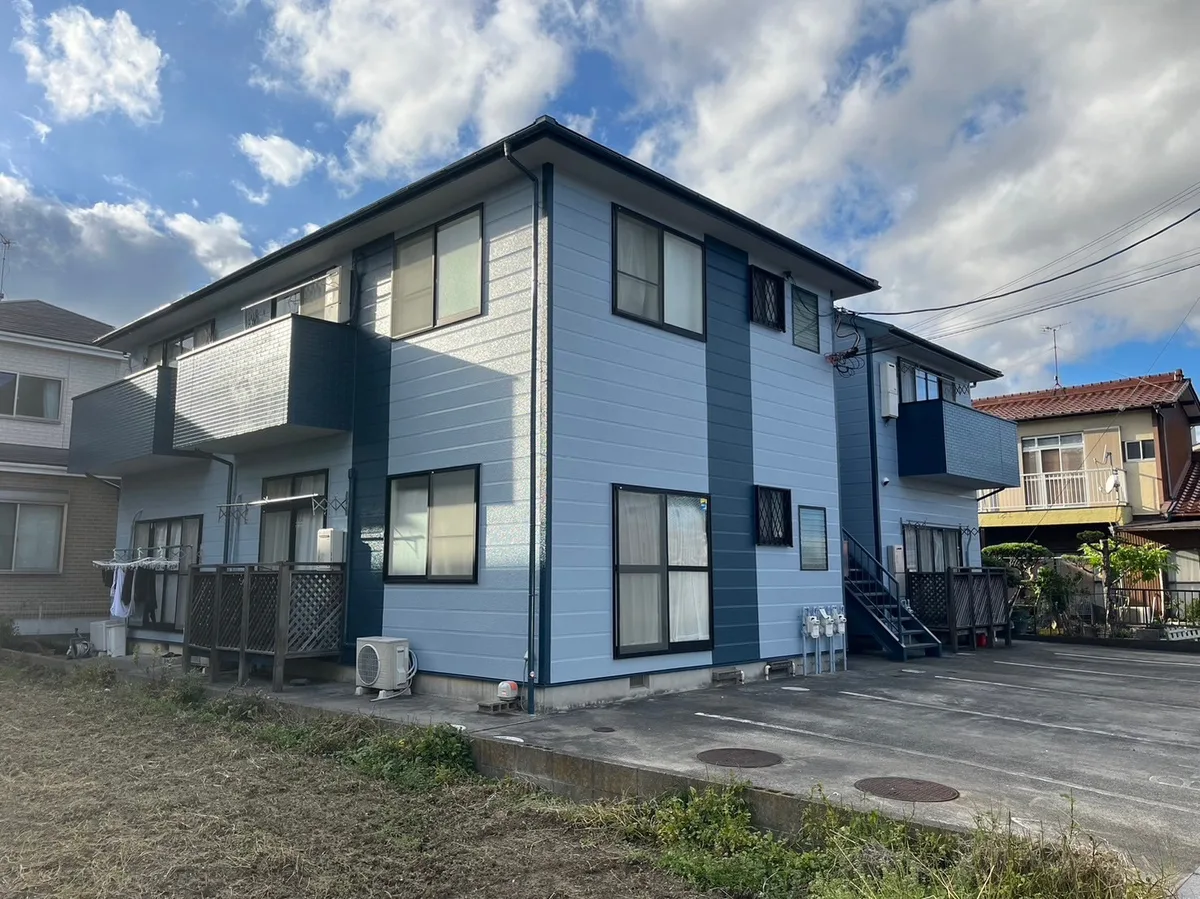 施工後。屋根と外壁を塗り替えたアパート