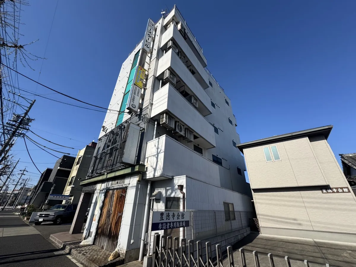 施工前。白い外壁のテナントビル
