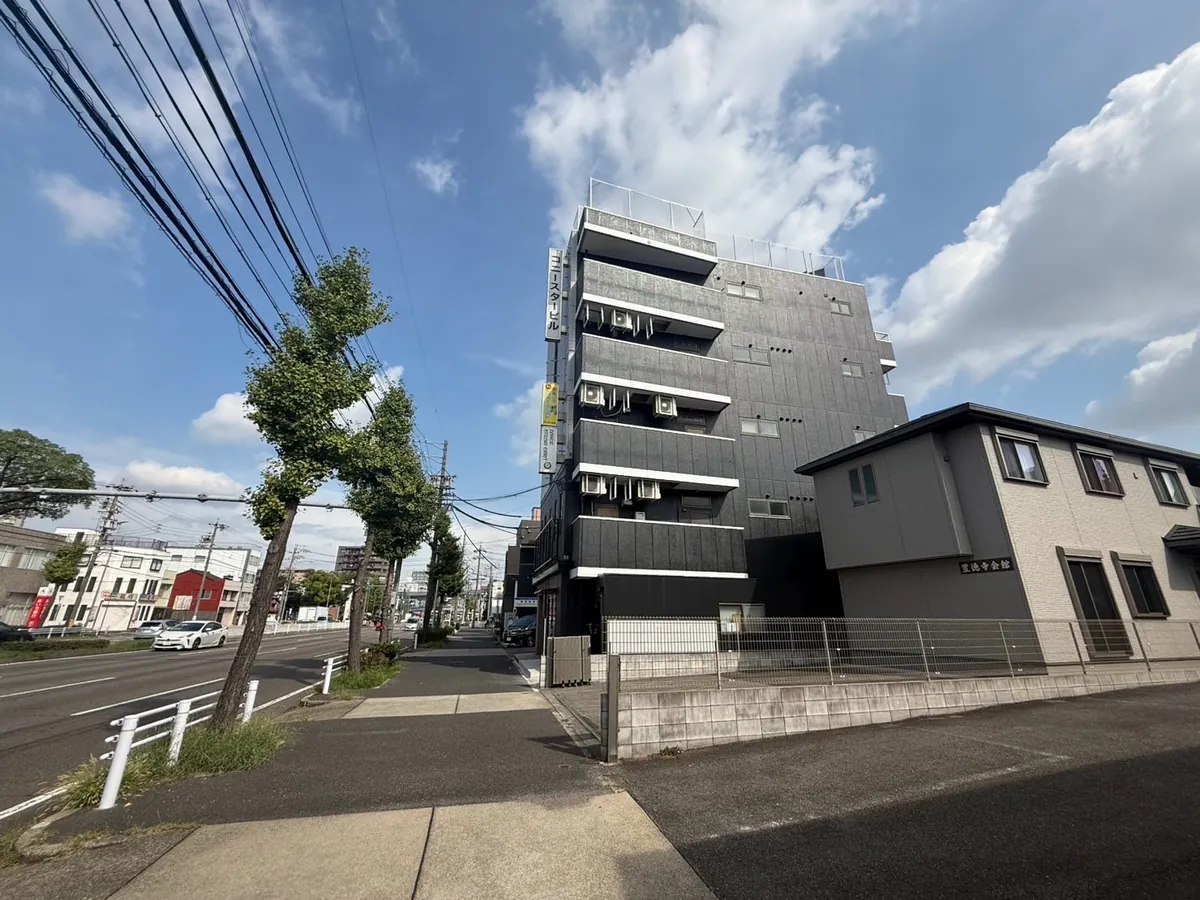 施工後。黒く塗り替えたテナントビル