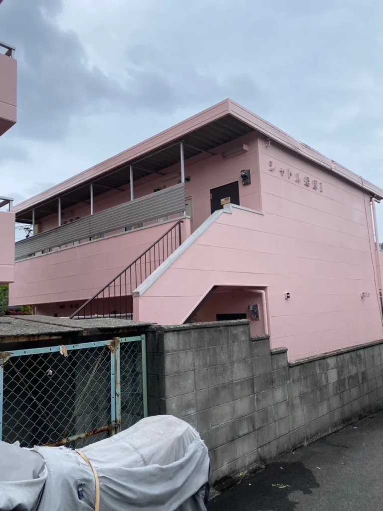 施工後。塗り替えた2階建てアパートの外観