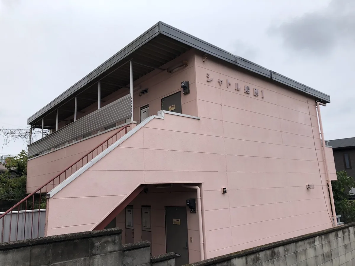 施工前。2階建てアパートの外観
