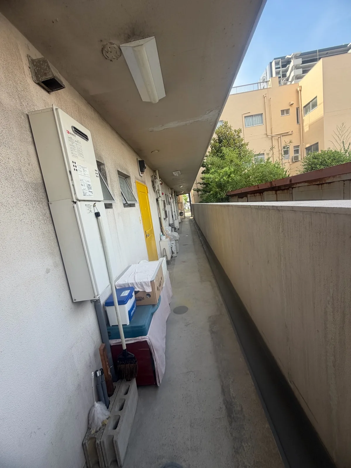 施工前の共用廊下。壁が黒ずんでいる
