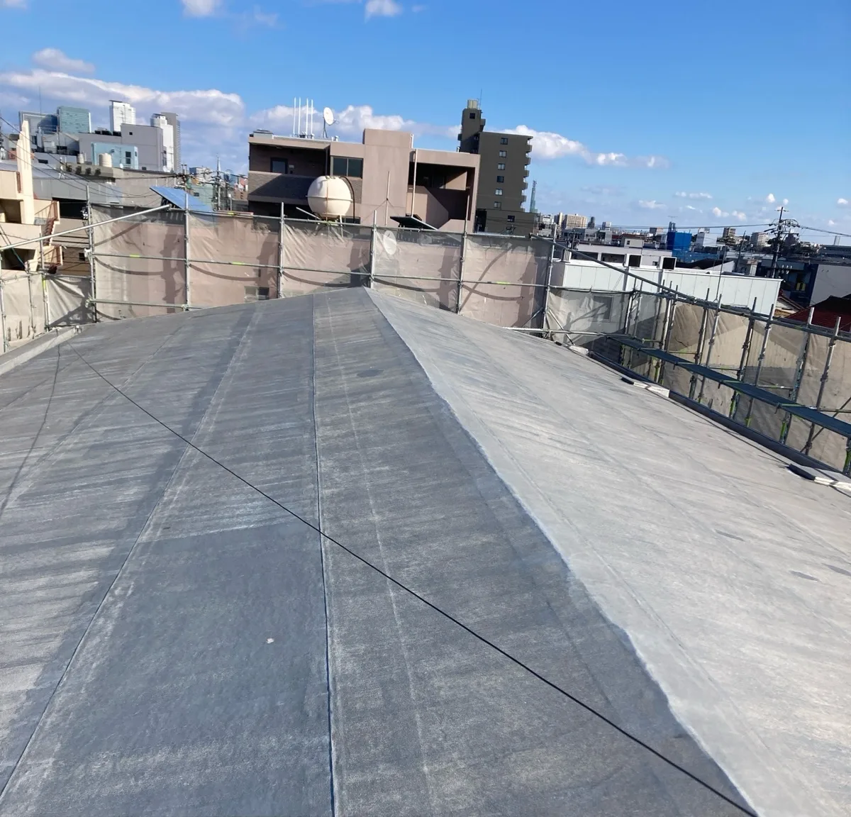 施工前の屋上。防水層が傷んだ陸屋根