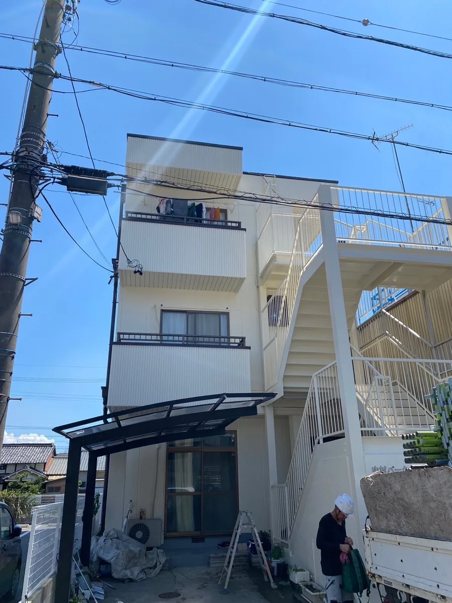塗り替えた3階建てアパートの外観